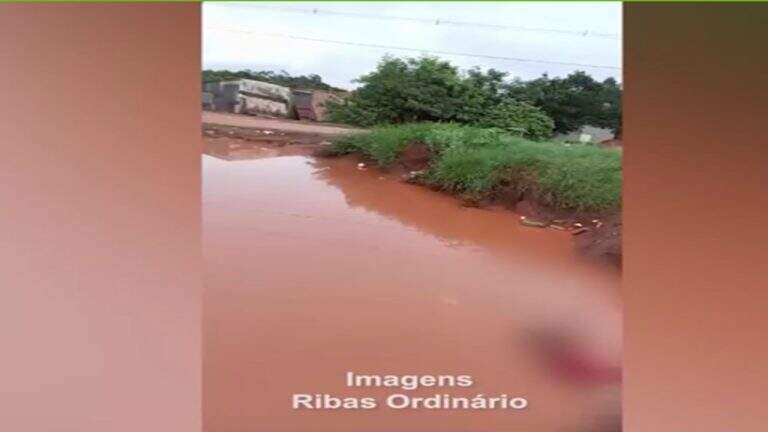 REGIÃO: Homem é encontrado morto em poça de lama ao lado de campo de futebol