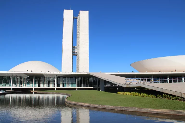 O QUE VOCÊ ACHA? Projeto no Senado pede que 30% do auxílio-reclusão de presos fiquem com as vítimas