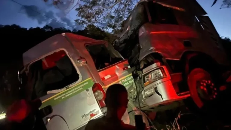 BRASIL: Dez pessoas morrem em acidente entre van e carreta neste domingo